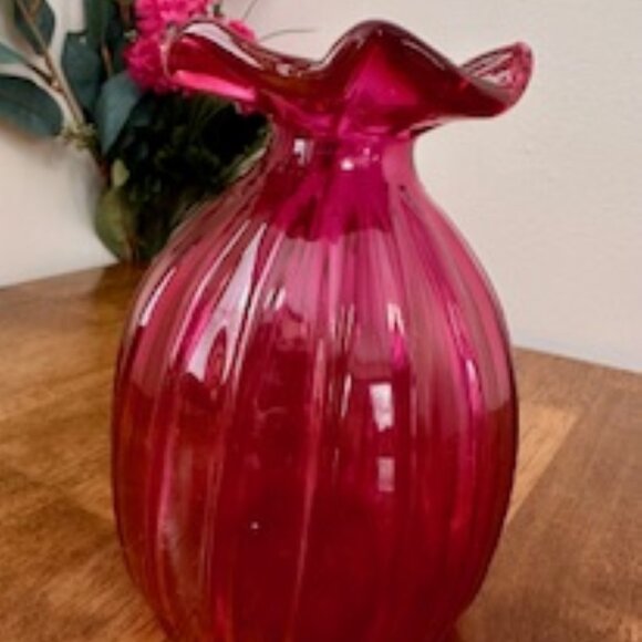 Vintage Cranberry Glass Vase – Handblown Ribbed Swung Edge - Picture 3 of 5